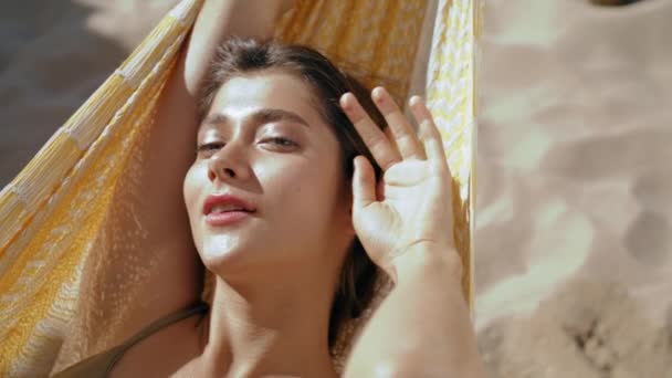 Χαμογελαστό Κορίτσι Ηλιοθεραπεία Αιώρα Αμμώδη Παραλία Closeup Όμορφη Κυρία Χαλαρωτική — Αρχείο Βίντεο