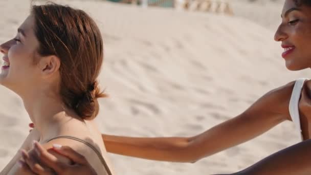 Přátelé Nanášení Opalovací Krém Pláž Detailní Šťastné Přítelkyně Odpočívají Letním — Stock video
