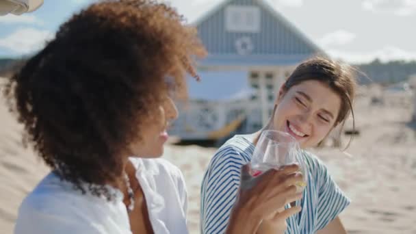 Zbliżenie Dziewczyny Brzęczące Okulary Letnim Pikniku Plaży Szczęśliwa Kręcona Kobieta — Wideo stockowe