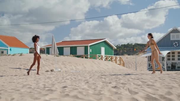Přítelkyně Hrají Plážovou Hru Slunečného Dne Radostný Pár Igbtů Užívá — Stock video
