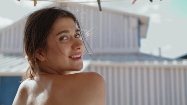 Portret Verleidelijk Romantisch Meisje Poseert Topless Lachende Vrouw Ontspannen Zonlicht — Stockvideo