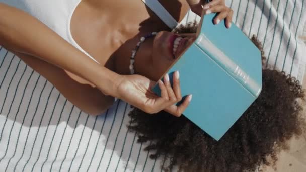 Mädchen Verstecken Gesicht Buch Ruht Auf Strand Nahaufnahme Verspielte Frau — Stockvideo