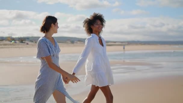 Neşeli Lezbiyen Çift Güneşli Bir Günde Deniz Kıyısında Yürüyor Okyanus — Stok video