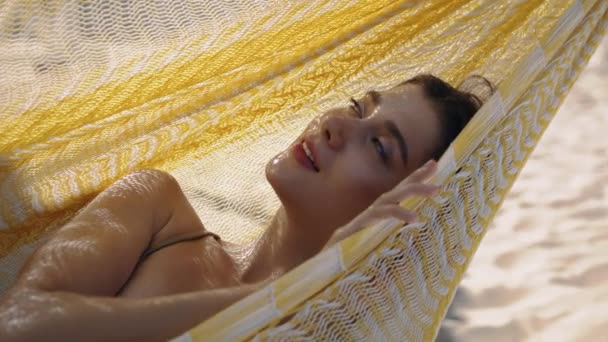 Summer Girl Enjoying Hammock Closeup Happy Young Woman Dreaming Resting — Vídeo de Stock