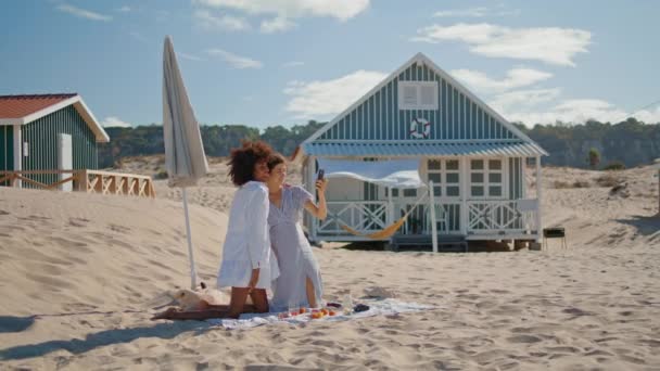 Rahat Kızlar Okyanus Kıyısında Selfie Çekiyorlar Neşeli Lezbiyen Çift Sosyal — Stok video
