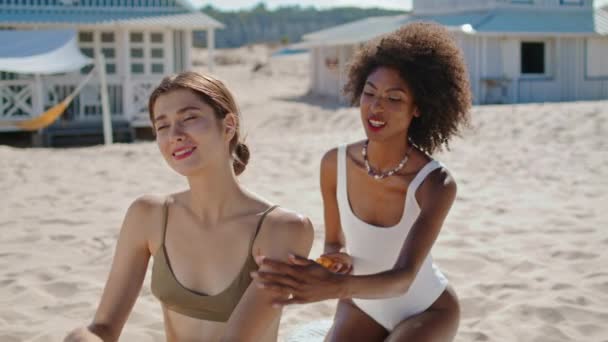 Chicas Aplicando Crema Protector Solar Playa Arena Feliz Pareja Lgbt — Vídeos de Stock