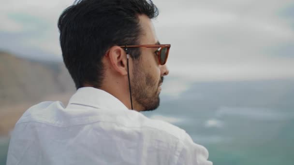 Sunglasses Man Watching Marine Horizon Closeup Thoughtful Tourist Enjoying Sea — Stock videók