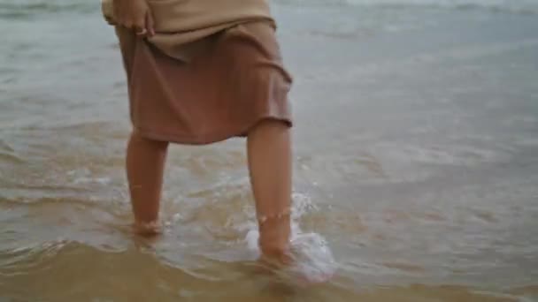Kobiece Stopy Spacerujące Wodzie Zmroku Niepoznawalna Kobieta Stąpająca Falistej Plaży — Wideo stockowe