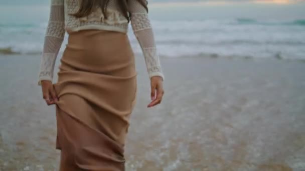 Lady Benen Gaan Oceaangolven Van Dichtbij Brunette Model Genieten Van — Stockvideo
