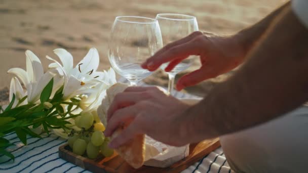 Чоловік Розслабляє Пікнік Літньому Пляжі Крупним Планом Невідомий Хлопець Ламає — стокове відео