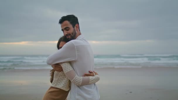 Безтурботним Молодятам Вечірньому Пляжі Крупним Планом Усміхнений Чоловік Ніжно Цілує — стокове відео