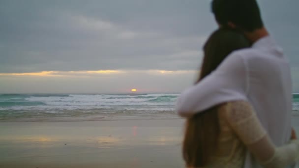 Любовники Силуэты Встречаются Океанским Пляжем Вечерам Неизвестная Романтическая Пара Обнимающаяся — стоковое видео