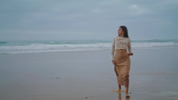 Sensuele Vrouw Die Oversteekt Het Strand Casual Meisje Besteedt Vrije — Stockvideo