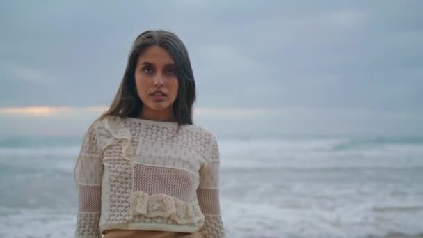 Prachtig Model Poserend Bij Oceaan Natuur Close Serieuze Dame Die — Stockvideo