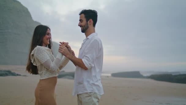 Šťastný Pár Objímající Při Západu Slunce Vzrušená Žena Říká Emocionálně — Stock video