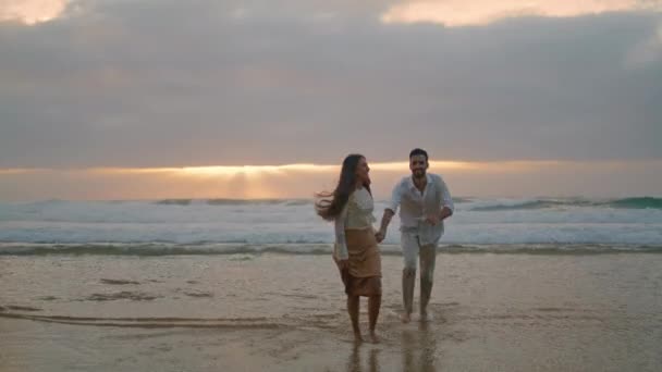 Love Couple Running Ocean Beach Sunset Together Smiling Spouses Walking — Stock video