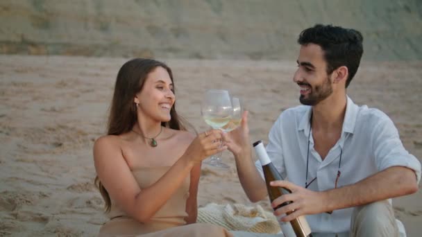 Uśmiechnięta Para Brzęczących Kieliszków Wina Pikniku Plażowym Szczęśliwej Nowej Rodziny — Wideo stockowe