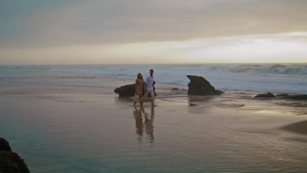 Unknown Spouses Walking Sea Beach Background Carefree People Enjoying Romantic — Αρχείο Βίντεο