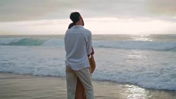 Романтические Любовники Встречаются Океаном Вечером Пляж Латинский Мужчина Обнимает Неизвестную — стоковое видео