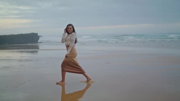 Позитивная Девушка Смеется Пляж Широкий Выстрел Беззаботная Женщина Поднимает Руки — стоковое видео