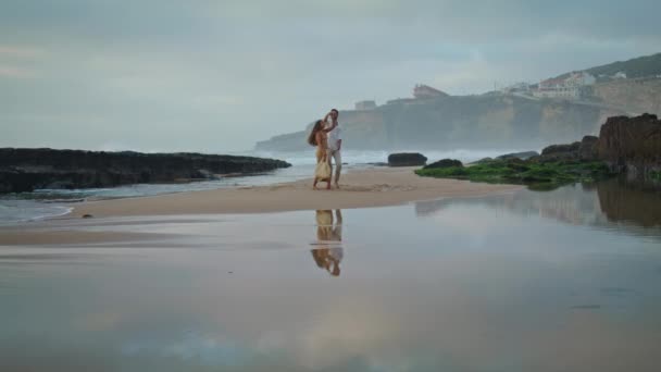 Чувственная Пара Обнимающая Пляж Облачным Небом Неизвестный Мужчина Крутит Длинноволосой — стоковое видео
