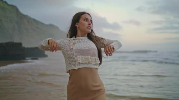 Sensuele Dame Poseren Bij Oceaan Natuur Close Kalme Vrouw Die — Stockvideo