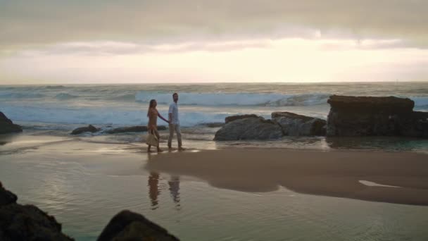 Affectionate Couple Going Sea Shore Wide Shot Loving Woman Looking — Stock videók