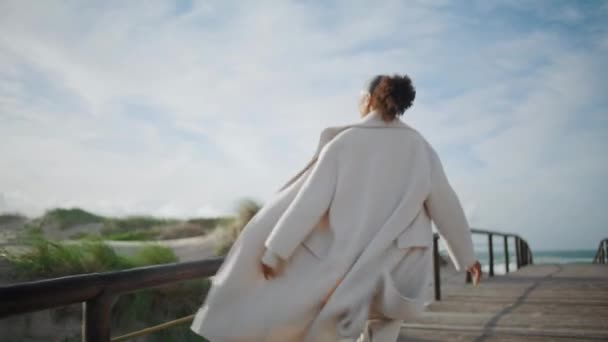 Натхненна Жінка Біжить Пірсом Сонячному Світлі Заднього Виду Щаслива Модель — стокове відео