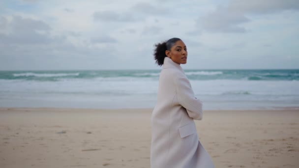Lonely Girl Posing Ocean Beach Waves Serious Black Hair Woman — Vídeo de Stock