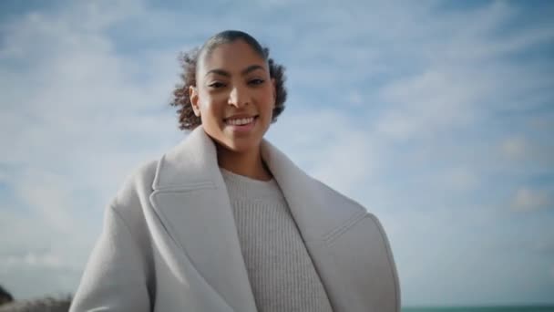 Весела Жінка Відкриває Руки Хмарному Небі Щаслива Афроамериканська Поза Має — стокове відео