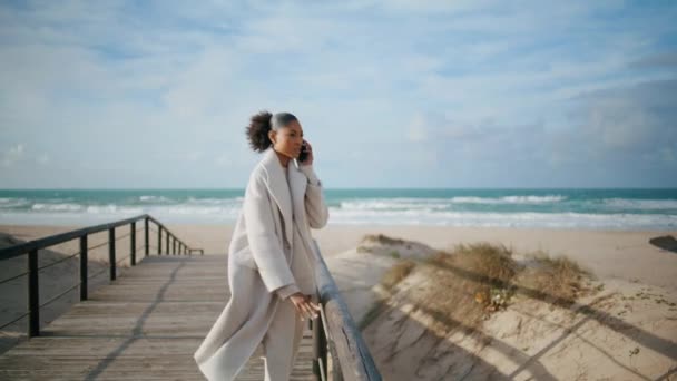 Besorgte Frauen Telefonieren Strand Schwarzhaar Unternehmerin Arbeitet Urlaub Als Fernberaterin — Stockvideo