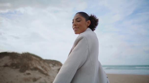 Чорне Волосся Жінка Відпочиває Пляжі Осінні Вихідні Щасливі Спокійні Афроамериканці — стокове відео