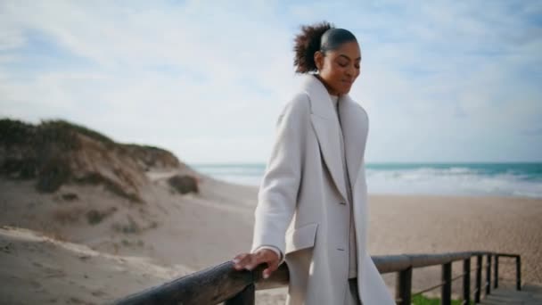 Чорне Волосся Жінка Нахиляється Поручнями Океанському Пляжі Мандрівник Який Відпочиває — стокове відео
