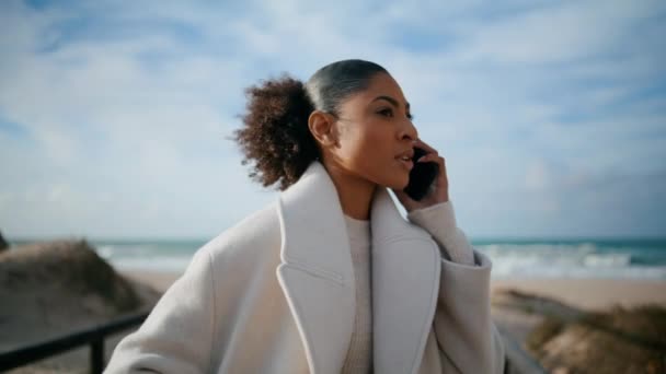 Нервуюча Жінка Розмовляє Телефону Березі Океану Серйозна Американка Афроамериканка Впевнена — стокове відео