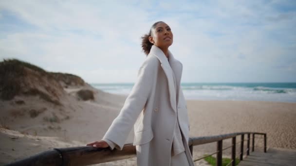 Relaxed Model Lean Wooden Pier Ocean Shore Serene African Woman — Vídeo de Stock