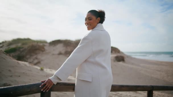 Щаслива Жінка Нахиляється Поручнями Піщаному Пляжі Дюн Веселий Афроамериканський Вид — стокове відео