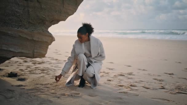 Thoughtful Woman Drawing Sand Ocean Cliff Black Hair Traveler Resting — Αρχείο Βίντεο