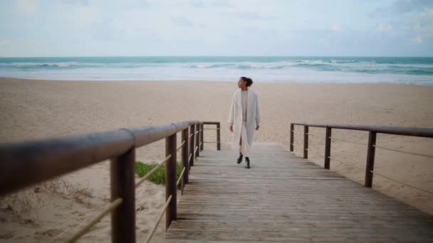 Lonely Woman Walking Beach Wooden Pathway Serene African American Enjoy — ストック動画