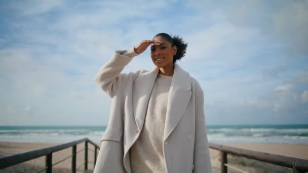 Красива Жінка Йде Пірсом Океанському Пляжі Спокійний Щасливий Турист Захоплюється — стокове відео