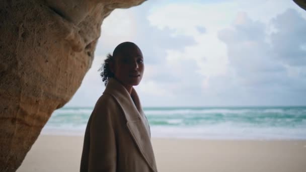 Bulutlu Gökyüzünde Kadın Silueti Okyanus Mağarası Güzel Sakin Bir Model — Stok video