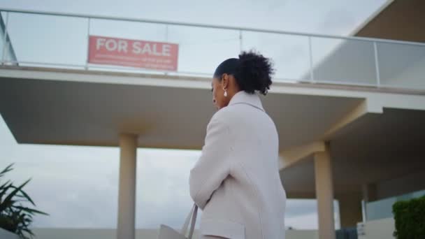 Agent Nieruchomości Dzwoni Klienta Afrykański Amerykanin Sprawdzający Nieruchomość Sprzedaż Omawiający — Wideo stockowe