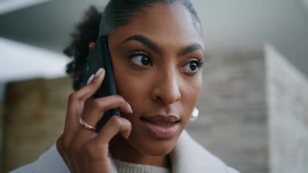 路上でアフリカ系アメリカ人の電話を閉じる 仕事の後で問題を議論することを呼ぶ深刻な実業家 豪華な黒髪の女性が迷惑な会話をしている 都市生活コンセプト — ストック動画