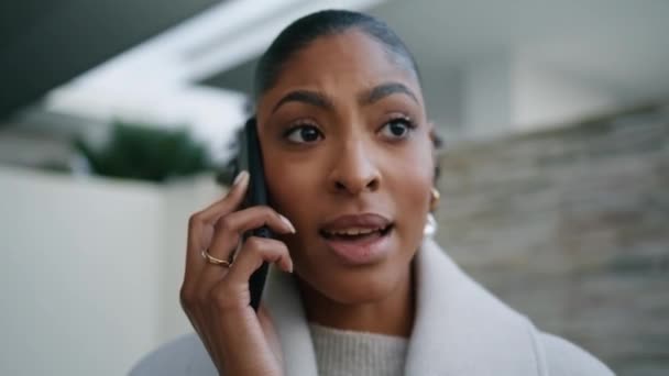 深刻な女性の電話を閉じます 心配アフリカ系アメリカ人は路上でビジネスを話すパートナーを議論する 黒髪のビジネスマンの女性が不快な会話をしている 忙しいスタイリッシュな不動産屋 — ストック動画