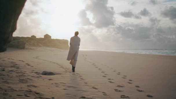 Tranquillo Modello Camminare Spiaggia Sabbia Lasciando Impronte Viaggio Donna Tornando — Video Stock
