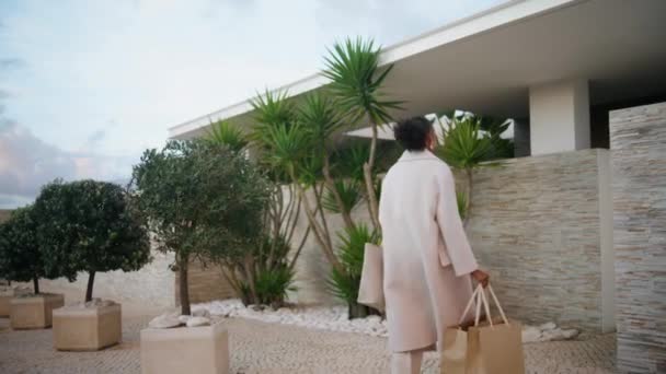 Mujer Caminando Casa Moderna Por Noche Elegante Afroamericano Que Entra — Vídeo de stock