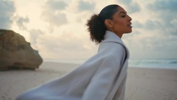 Привлекательная Женщина Крутит Океанский Пляж Модель Черными Волосами Наслаждается Моментом — стоковое видео