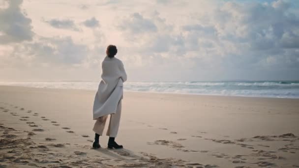 Mulher Calma Contemplando Oceano Praia Tranquila Vazia Modelo Pensativo Posando — Vídeo de Stock