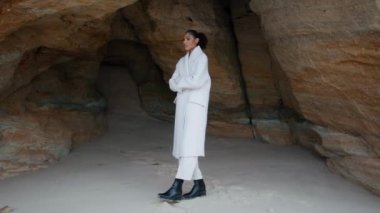 Endişeli Afro-Amerikan deniz kıyısı mağarası. Yalnız, sakin kadın deniz kıyısındaki uçurumda saklanmayı düşünüyor. Güzel siyah saçlı kız kumsalda yalnız zaman geçirmeye karar veriyor. Kişisel kriz ayrılığı