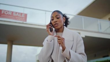 Emlakçı evde telefonla konuşuyor. Satılık. Ciddi bir Afrikalı Amerikalı ipotek anlaşmasını tartışıyor. Profesyonel emlak işkadını hücre bekletme alıcısıyla konuşuyor. Oturma teklifi konsepti