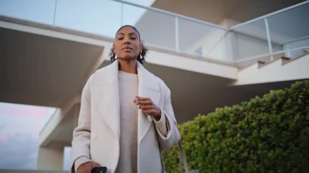 Stilvolles Afrikanisch Amerikanisches Stadtviertel Wohlhabende Geschäftsfrau Die Nach Hause Pendelt — Stockvideo